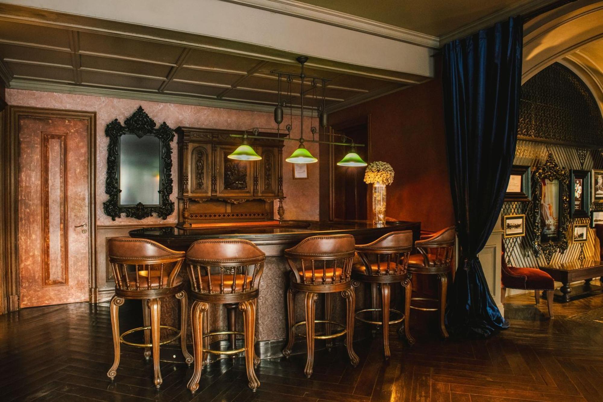 Hotel Muse Bangkok, Autograph Collection Екстериор снимка The bar at the 21 Club