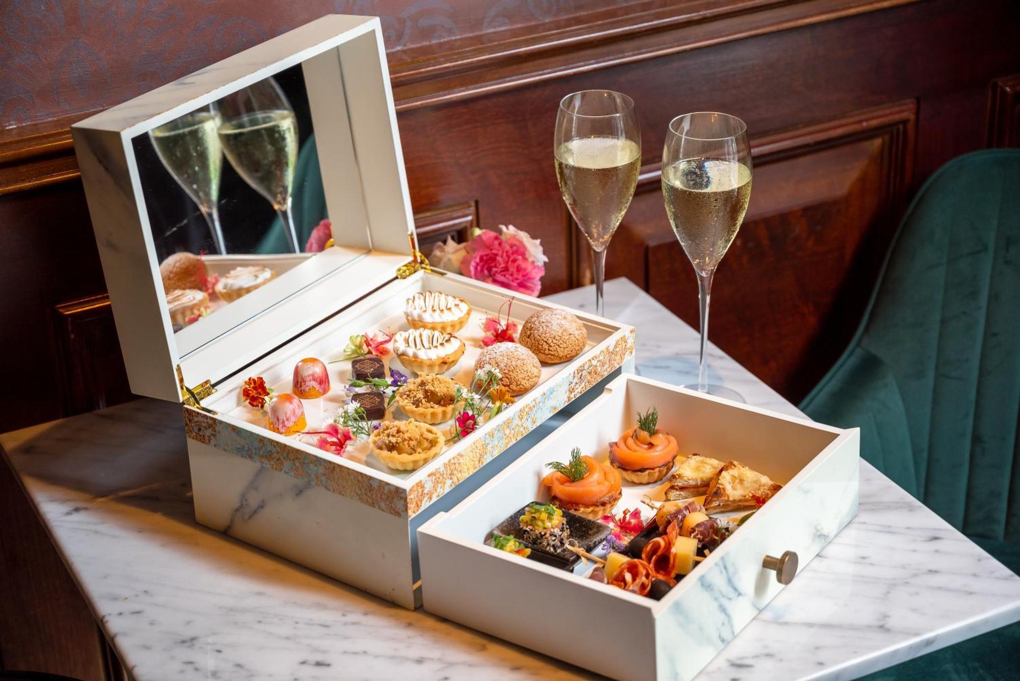 Hotel Muse Bangkok, Autograph Collection Екстериор снимка Afternoon tea at the Ritz