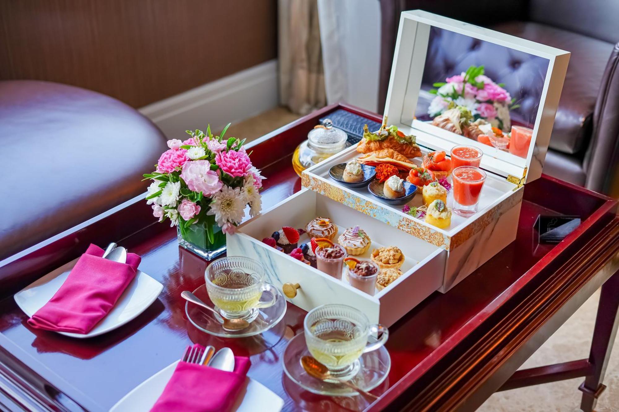 Hotel Muse Bangkok, Autograph Collection Екстериор снимка A room service tray