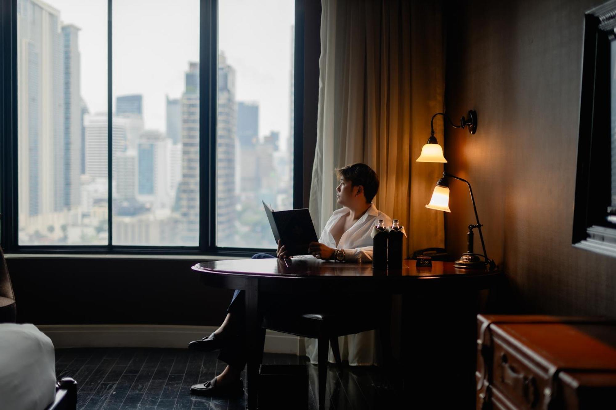 Hotel Muse Bangkok, Autograph Collection Екстериор снимка A man working in a hotel room