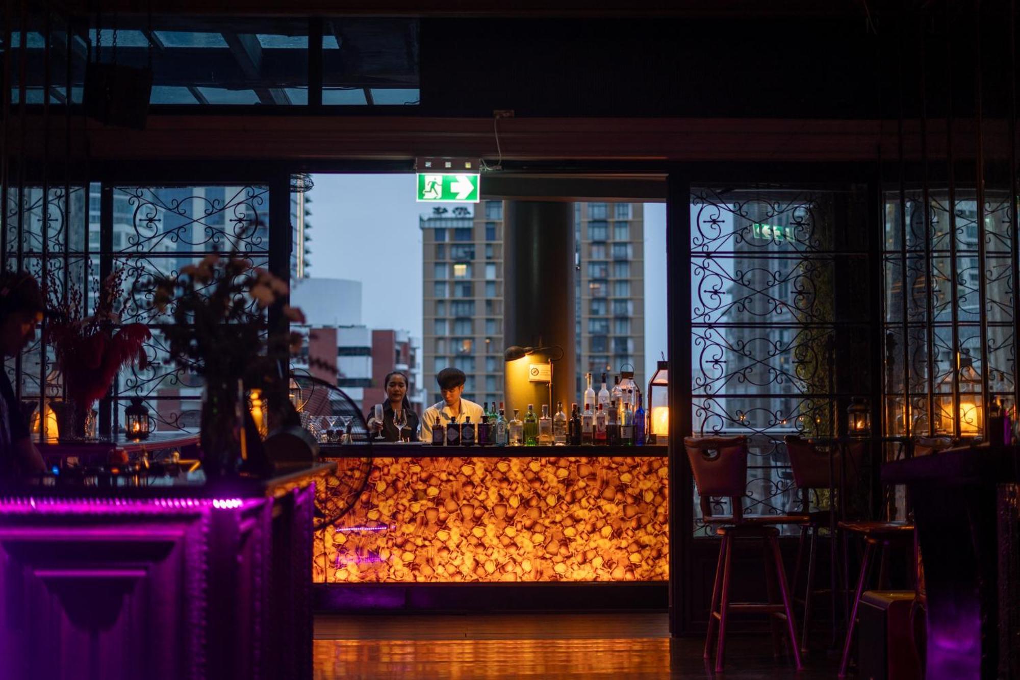 Hotel Muse Bangkok, Autograph Collection Екстериор снимка The bar at the top of the hotel